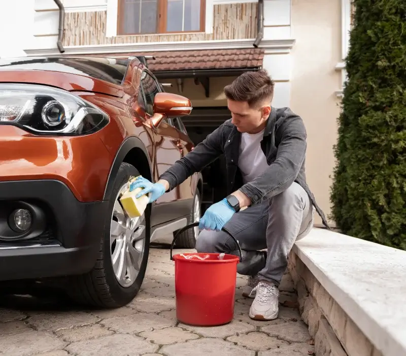 Lavage auto à domicile Lignan-sur-Orb : professionnel intervenant sur un véhicule